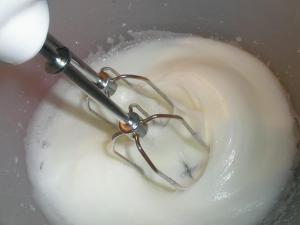 vispa äggvitan till hårt skum