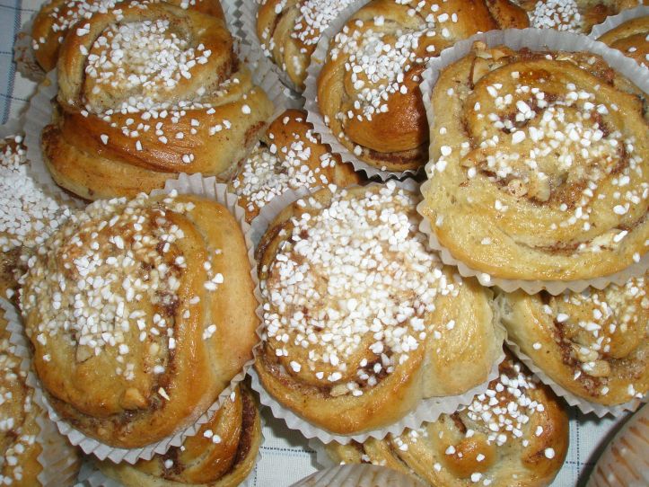 Kanelsnurror och kanelsnäckor i väntan på kaffet...