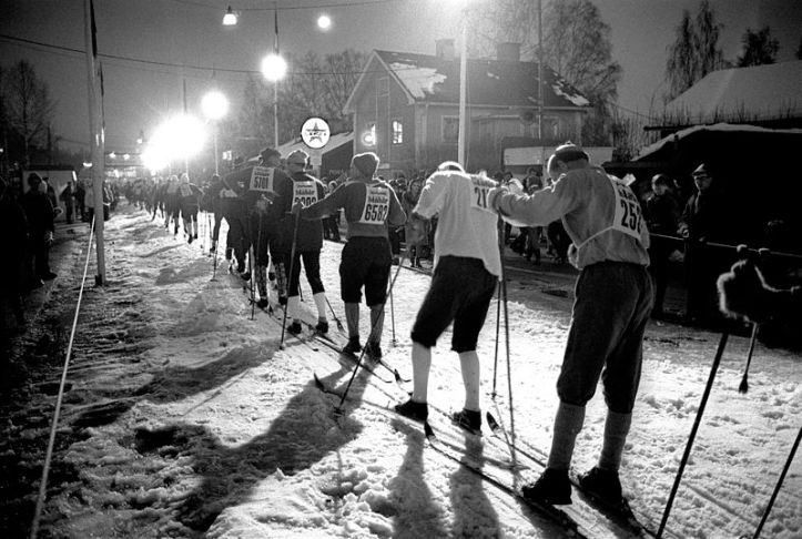 Vasaloppet är en fantastisk svensk tradition. Här är det målgång i  1966 års lopp - en bökig historia med flera kilometer lång kö in i mål.  (Foto: Dalmas via Wikimedia Commons)