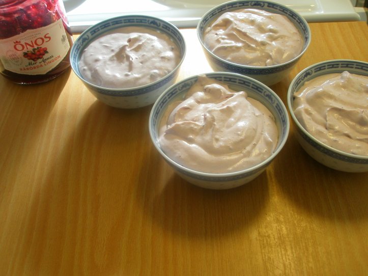 Lingonparfait klar för infrysning