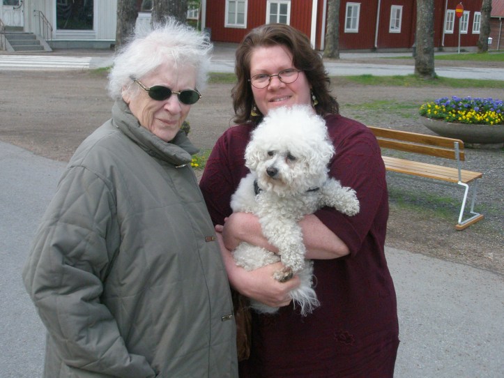 Mamma och jag med min äldsta hund Sunny, i Grythyttan maj 2009. 