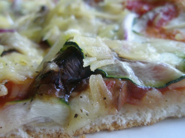 Sara Lee-pizza med svamp, squash, rödlök och ost - inte fel en lördagskväll!