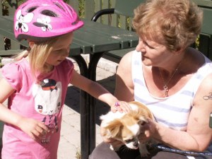 Gårdsfika är mysigt och gillas av alla åldrar!