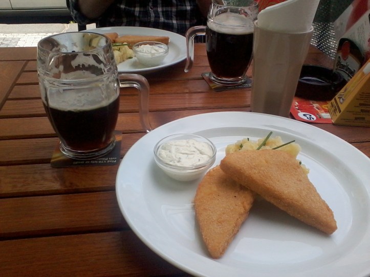 Stekt edamerost med klassisk tartarsås och ett glas mörk Kozel. (Foto: Charles Thulin)