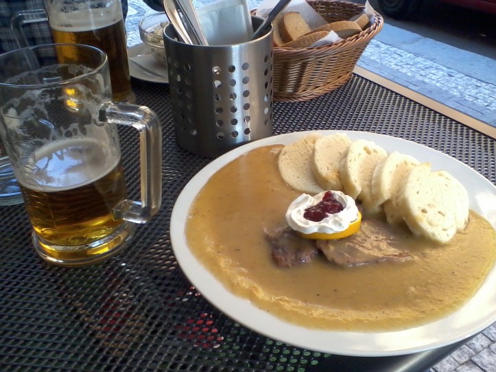 Svíčková, serverad på ett enkelt lunchställe och pub som i första hand frekventeras av tjecker. (Foto: Charles Thulin)