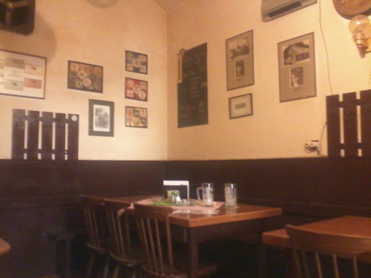 Riktigt trivsam pub med många tjecker - men få turister. (Foto: Charles Thulin)