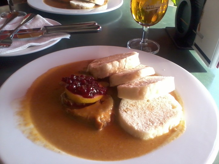 På restaurang och internetkafé med utsikt över Moldau och Nationalteatern. Ett glas Budvar passar bra till. (Foto: Charles Thulin)