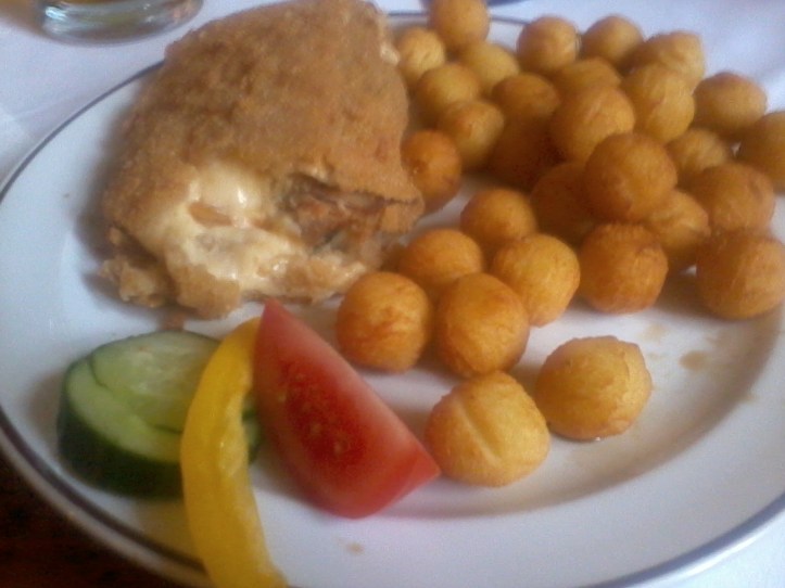 Denna stekta ölost innehöll också fläskkött och serverades med potatiskroketter. Detta var bland de mest vällagade rätter vi åt under vistelsen i Tjeckien. (Foto: Charles Thulin)