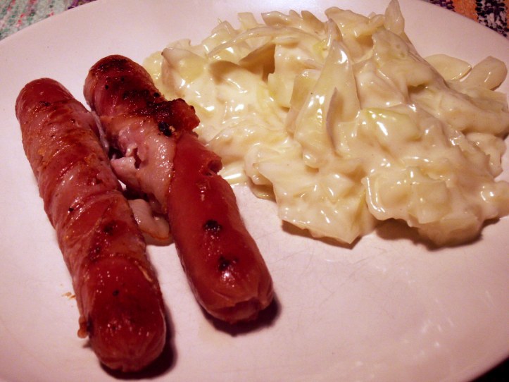 Stuvad vitkål är en klassiker! Här serveras den med baconlindad grillkorv men den passar till det mesta.