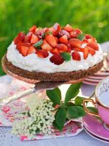 Sommarens godaste jordgubbstårta med knaprig mandelbotten, citronkräm och grädde. Foto: Anders Norrsell