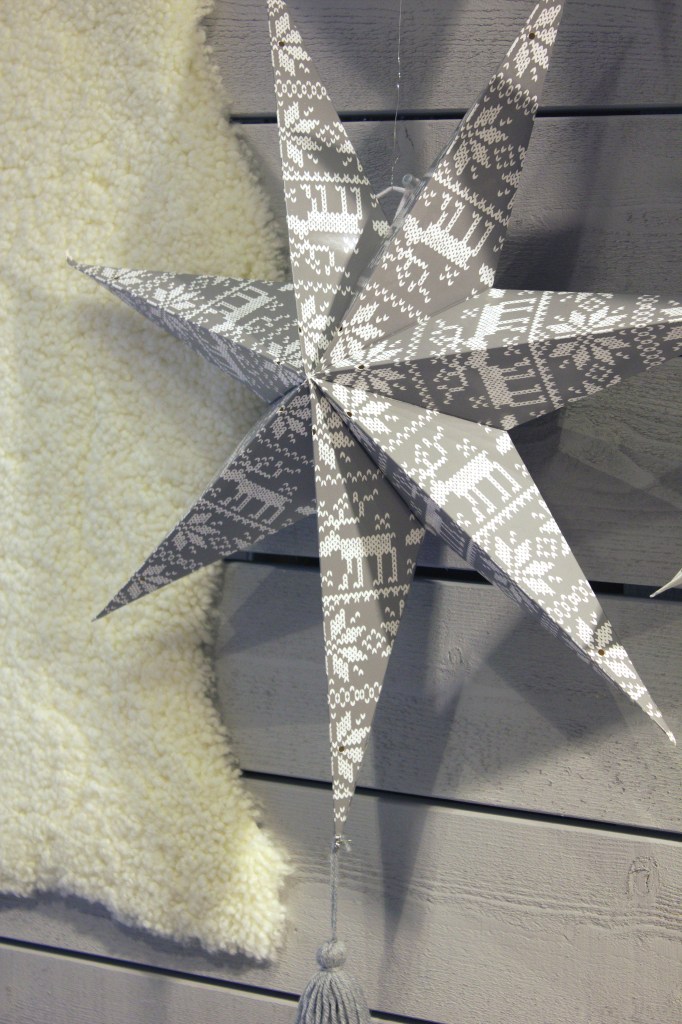 Adventsstjärna med klassiskt svenskt vintermönster - och tofs!