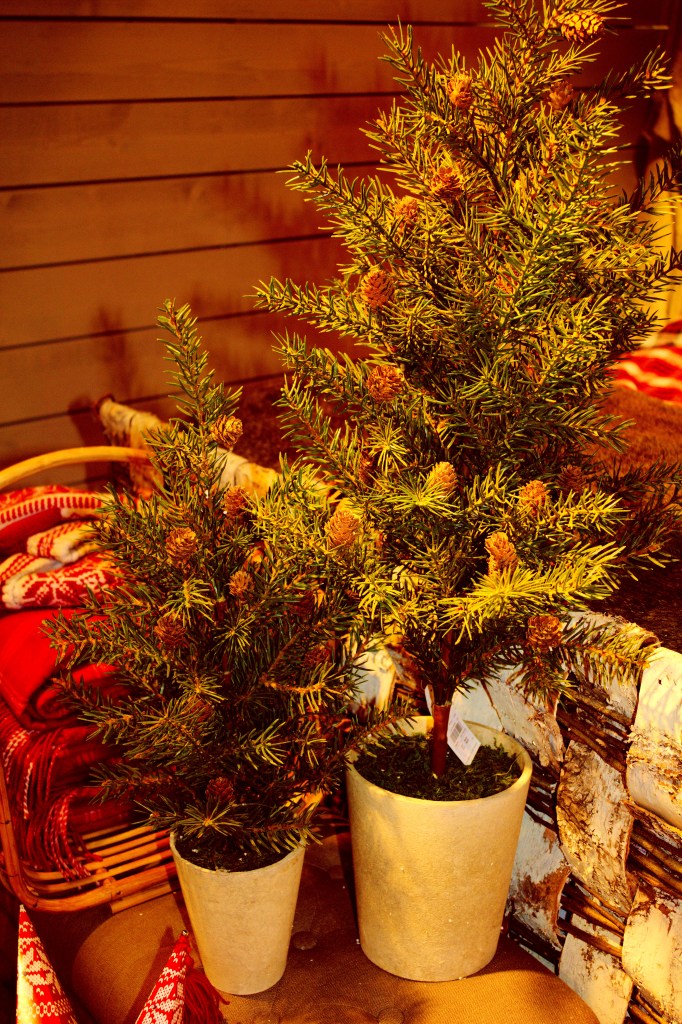 Back to nature. Går igen i hela Åhléns julkollektion i år. Mycket smakfullt!