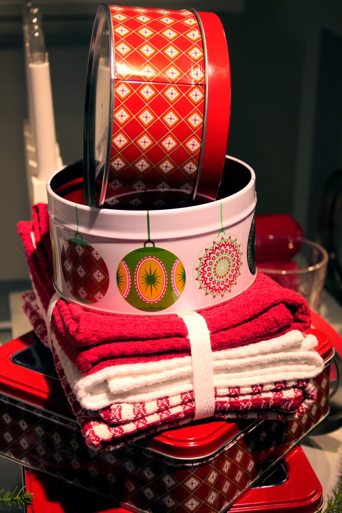 Burkar och kökshanddukar som förgyller julens kök.