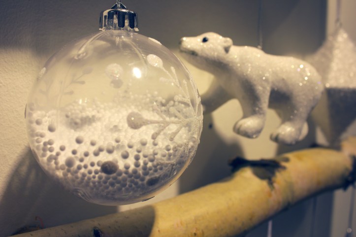 Vitt och frostigt till granen.