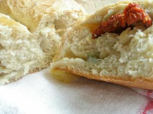 Feströd med ost och soltorkade tomater och Verdial extra virgin. Supergott!