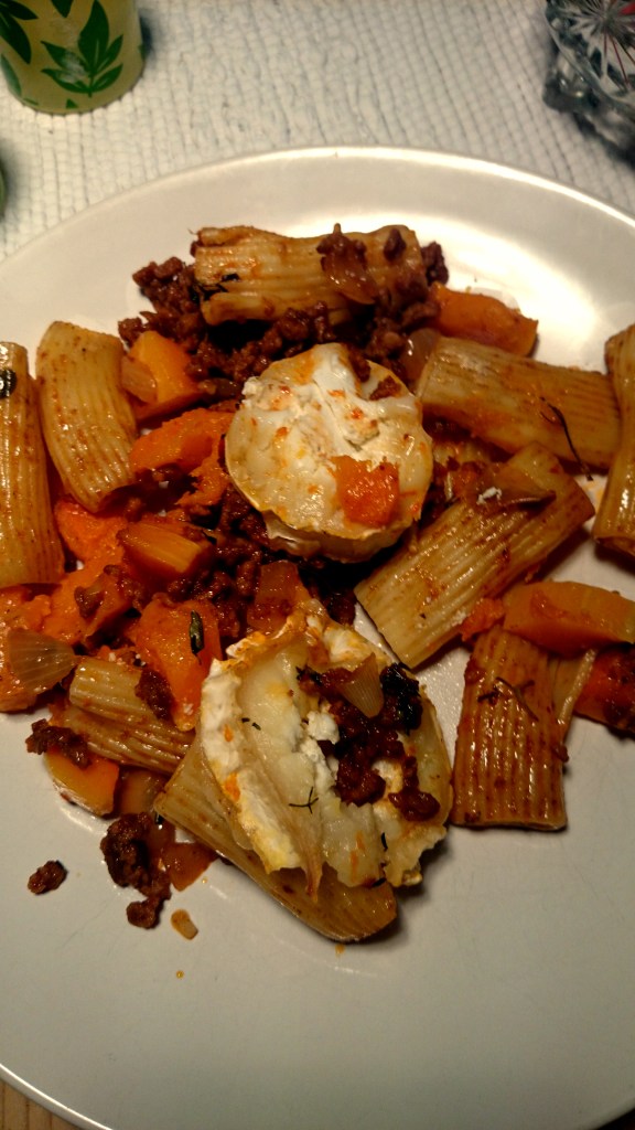 Getosten gifter sig perfekt med pumpan och den mustiga färsröran - jag valde att skiva lite extra och lägga över på slutet bara för att det är så gott...