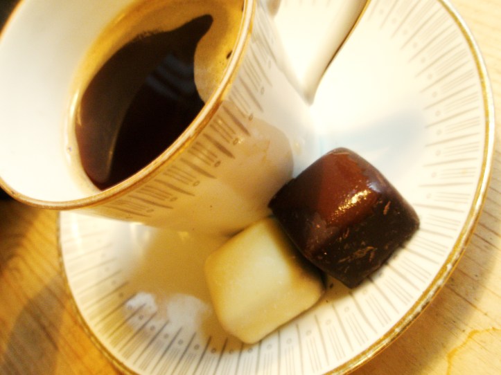 Godbitar från Åre chokladfabrik - hallontryffel täckt med mörk choklad och blåbärstryffel täckt med mörk. Gott så man svimmar...