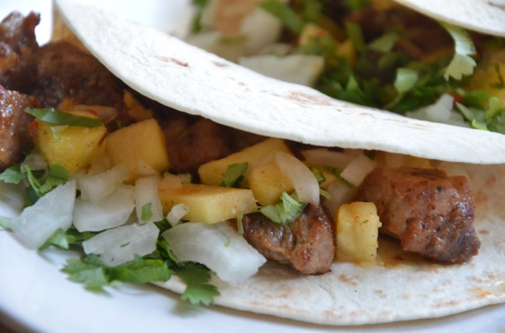 Pork al Pastor med ananassalsa, hacks lök och finklippt koriander är mums för smaklökarna!