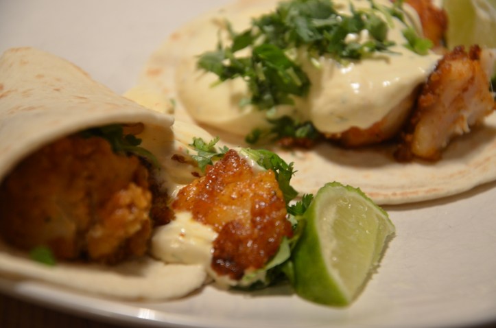 Baja Fish - krispig fiskfilé med härlig crème fraicheröra, lime och koriander - varför inte pröva lite strimlad rödkål till också?