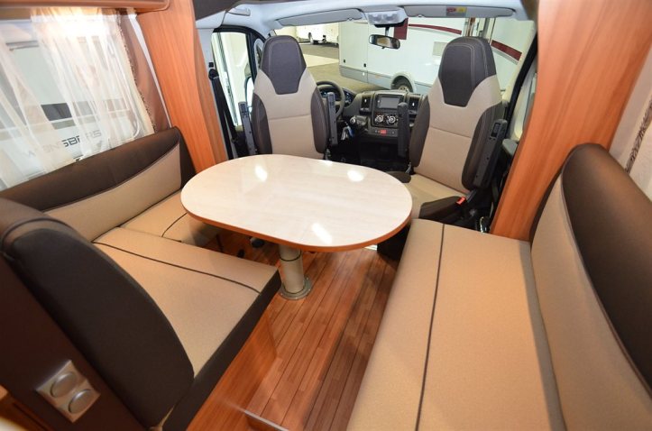 Sittutrymmet i en husbil är ofta fiffigt planerat - mycket plats på liten yta. (Foto: Husbilslandet)