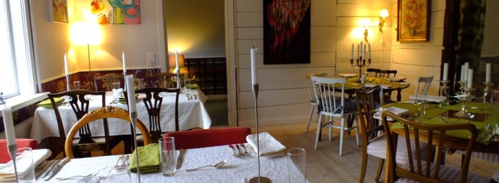 I den hemtrevliga restaurangen serveras god och vällagad mat, ofta på närproducerat och ekologiskt! (Foto: Under linden)