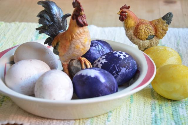 Frukostägg i ljusrosa (hallon), blålila (blåbär) och gula (gurkmeja) på påskens frukostbord.
