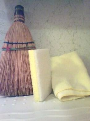 Broom,_sponge_and_towel