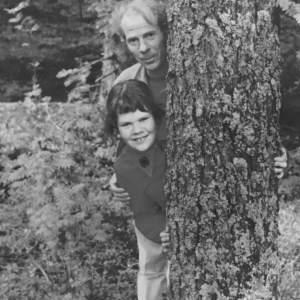 Pappa och jag under en höstlig söndagspromenad någon gång 1968. Mamma tog kortet. 