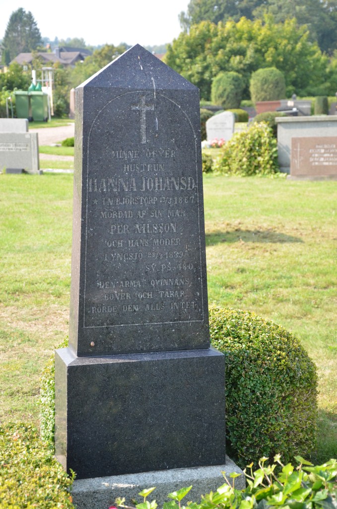 Graven finns alldeles nära södra grinden. 