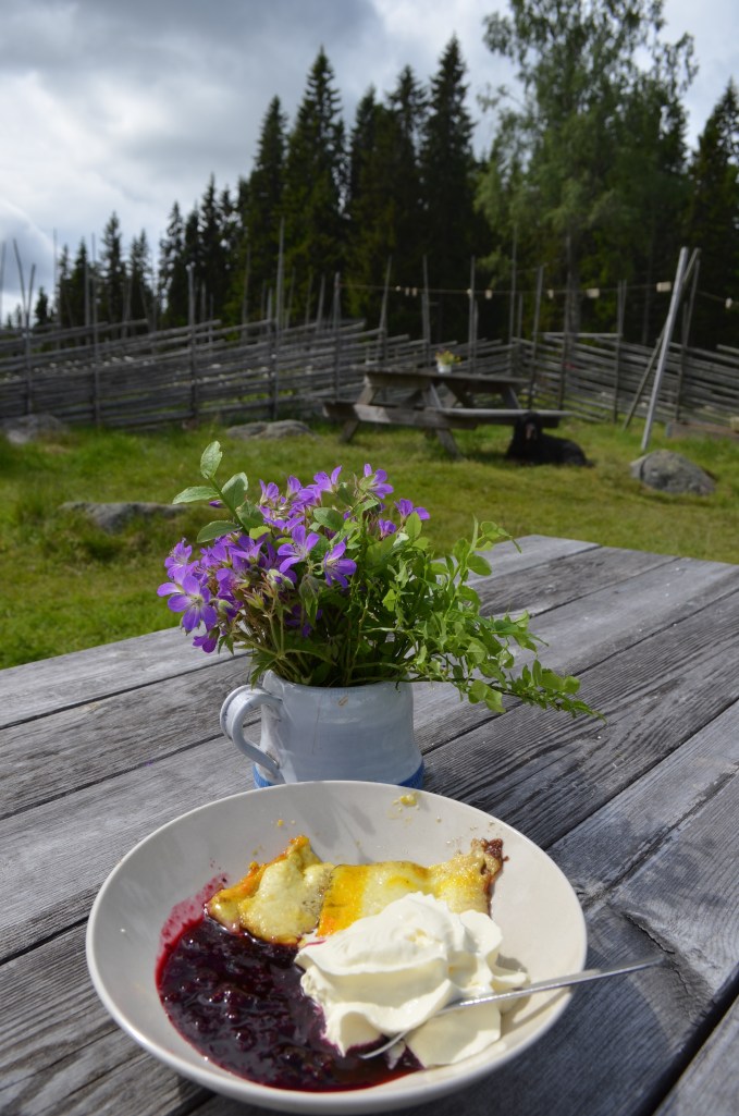 Järvsö ostkaka med grädde och sylt - en ren delikatess! (Foto: Malin Norrby)
